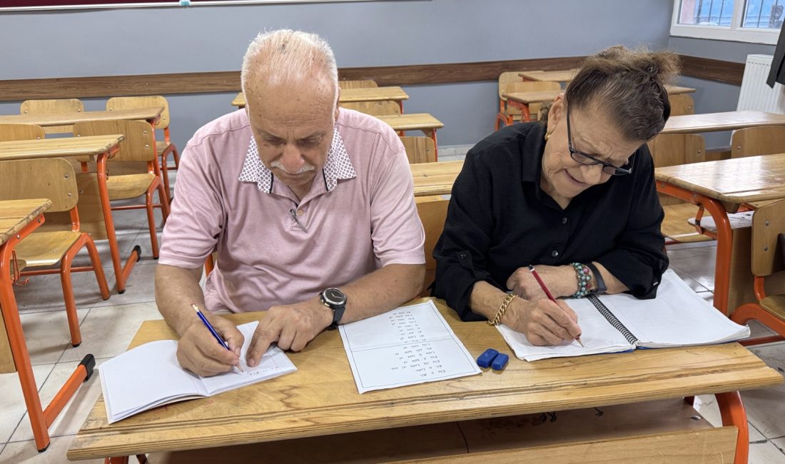 Çocukluklarında okula gitme fırsatı bulamayan çift, şimdi aynı sıralarda oturarak