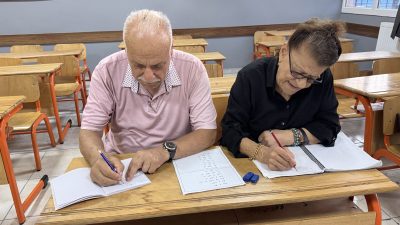 Çocukluklarında okula gitme fırsatı bulamayan çift, şimdi aynı sıralarda oturarak