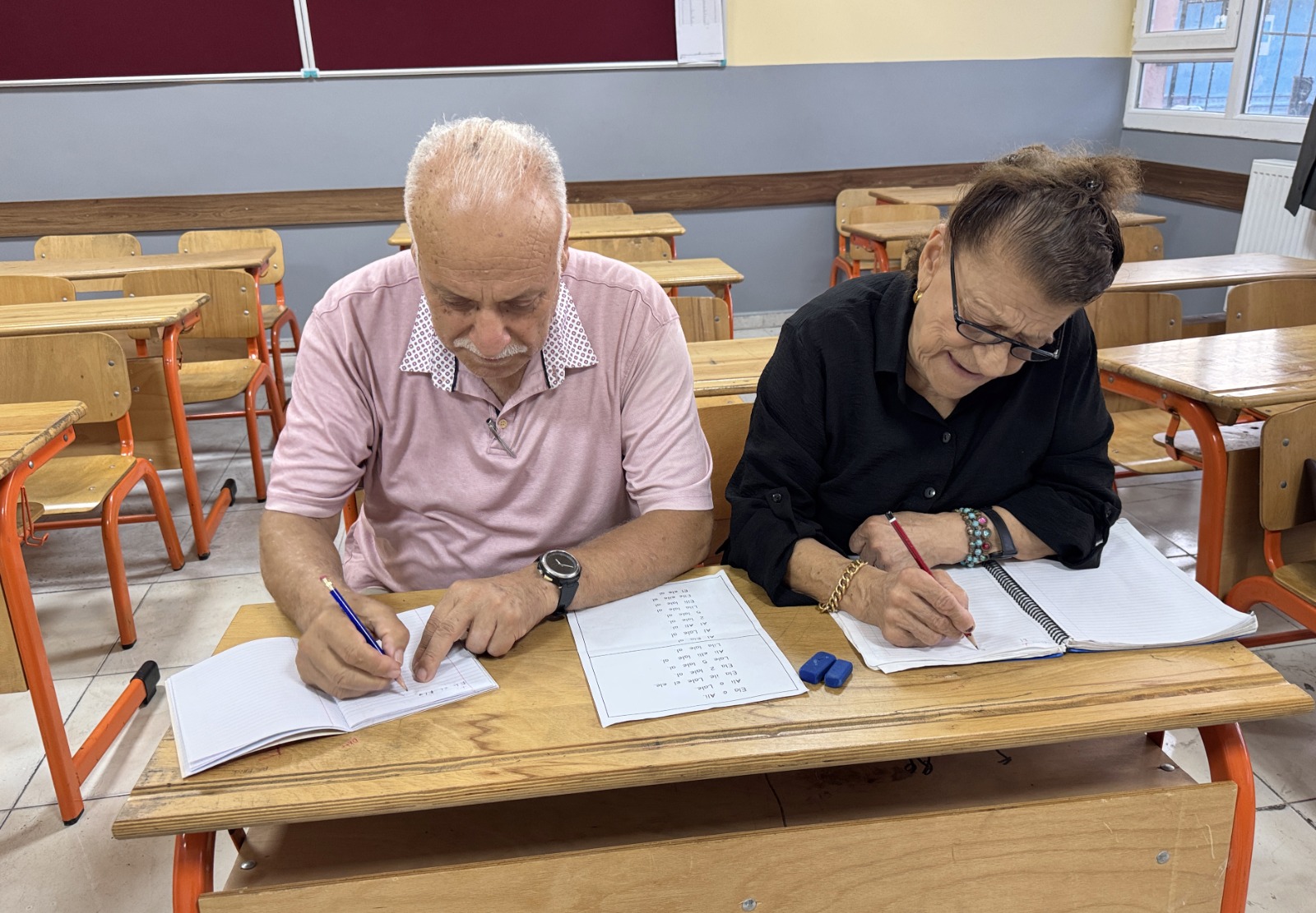 Çocukluklarında okula gitme fırsatı bulamayan çift, şimdi aynı sıralarda oturarak