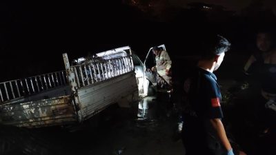 Hatay’ın Defne ilçesinde kontrolden çıkan kamyonetin Asi Nehri’ne düşmesi sonucu