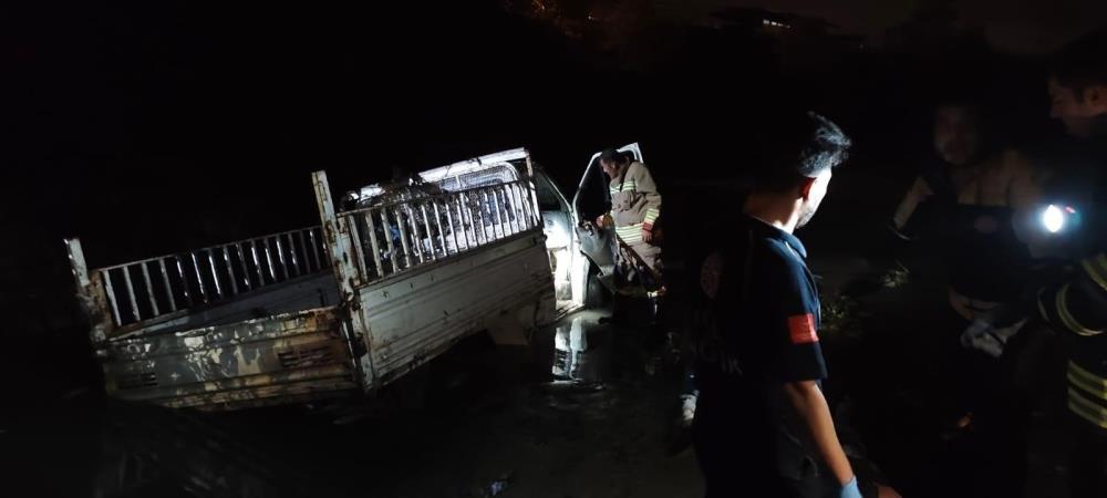 Hatay’ın Defne ilçesinde kontrolden çıkan kamyonetin Asi Nehri’ne düşmesi sonucu
