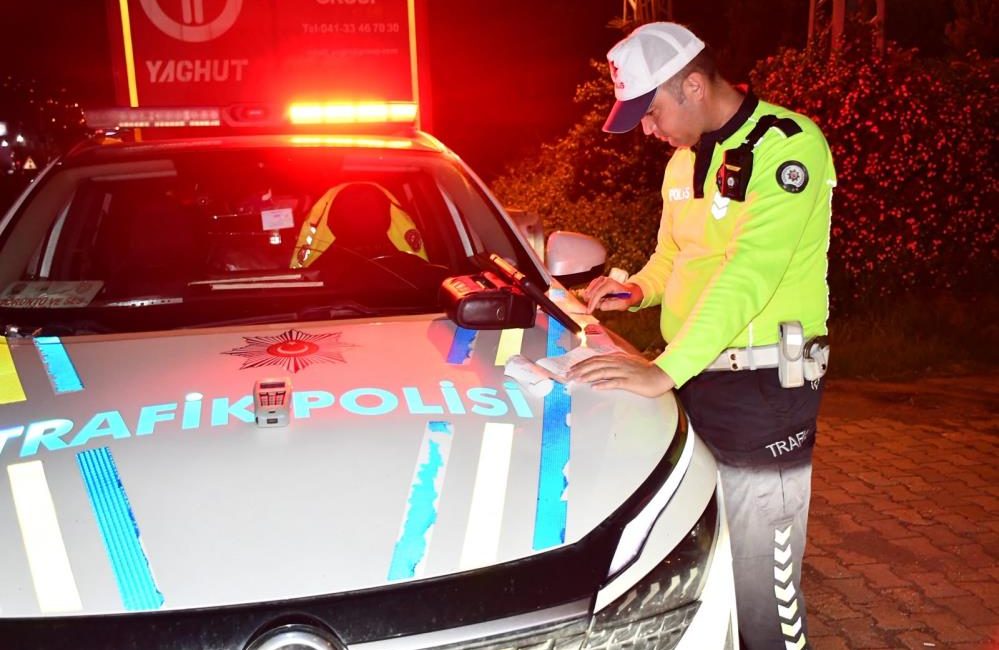 Hatay’ın Dörtyol ilçesinde polis ekipleri, D-817 kara yolunun Dörtyol-Payas güzergâhında
