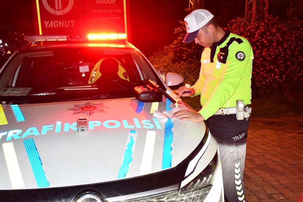 Hatay’ın Dörtyol ilçesinde polis ekipleri, D-817 kara yolunun Dörtyol-Payas güzergâhında