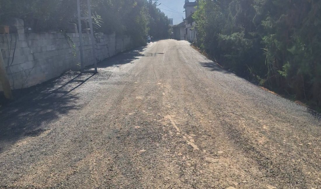 Hatay’ın Defne ilçesine bağlı Harbiye Esenbulak Mahallesi’nde yıllardır asfaltlanmayı bekleyen