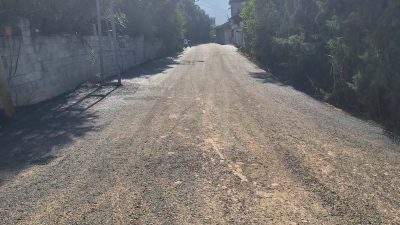 Hatay’ın Defne ilçesine bağlı Harbiye Esenbulak Mahallesi’nde yıllardır asfaltlanmayı bekleyen