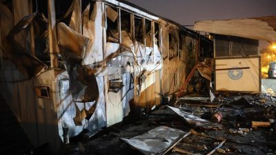 Hatay’ın Defne ilçesi Çekmece Mahallesi’ndeki bir inşaat alanında işçilerin kaldığı