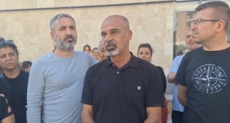 Hatay’ın Defne ilçesine bağlı Elektrik Mahallesi’nde deprem konutlarının anahtarlarını teslim
