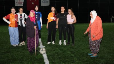 Hatay’ın Hassa ilçesinde kadınlar, Arpalıuşağı Mahallesi’ndeki yeni halı sahada düzenlenen