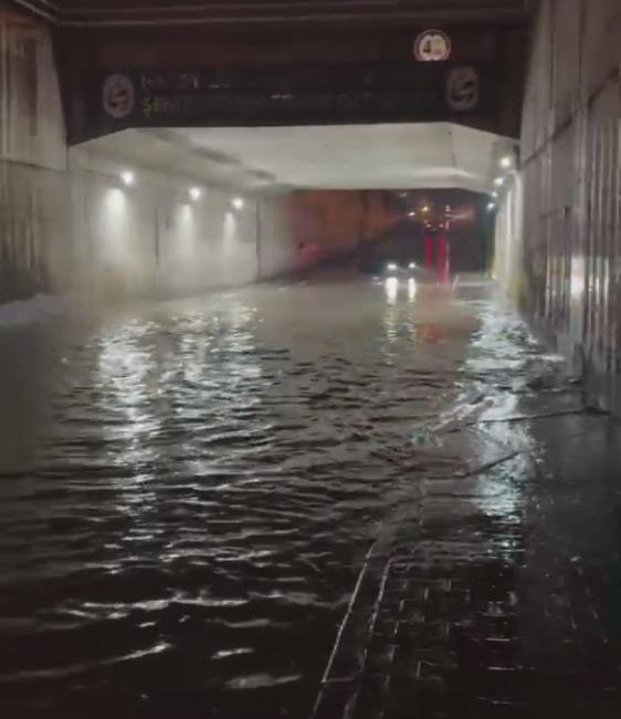 Hatay’ın Dörtyol ve Payas ilçelerinde etkili olan sağanak yağış, cadde