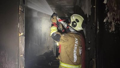 Hatay’ın Samandağ ilçesinde çıkan yangında müstakil bir ev alevlere teslim