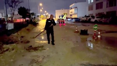 Hatay’da gece saatlerinde etkili olan sağanak yağışın ardından yolda oluşan