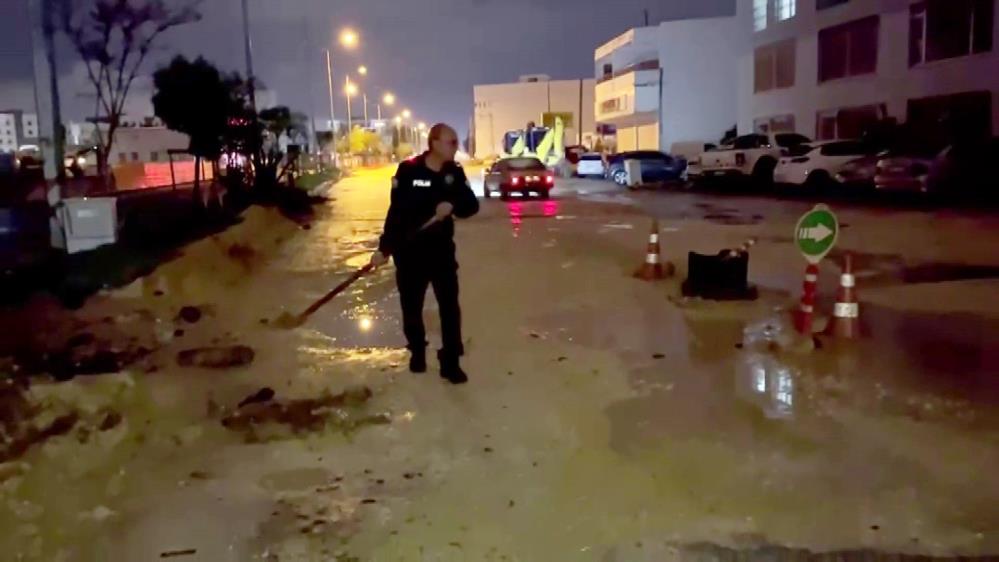 Hatay’da gece saatlerinde etkili olan sağanak yağışın ardından yolda oluşan