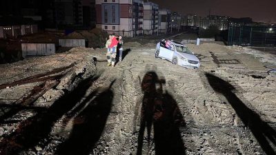 Hatay’ın Antakya ilçesinde etkili olan yağışların ardından çamura dönüşen yolda