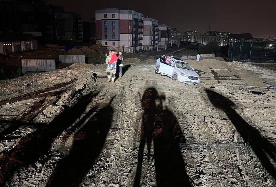 Hatay’ın Antakya ilçesinde etkili olan yağışların ardından çamura dönüşen yolda