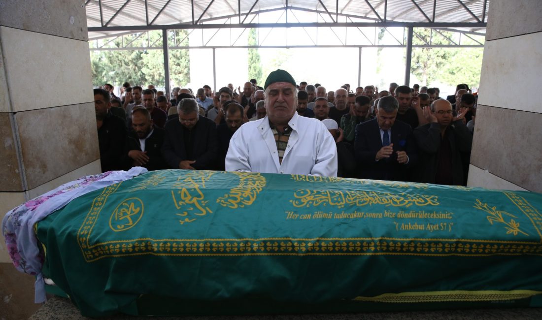 Hatay’ın Dörtyol ilçesinde hemzemin geçitte yük treninin çarptığı otomobilde yaralanan