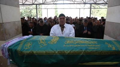Hatay’ın Dörtyol ilçesinde hemzemin geçitte yük treninin çarptığı otomobilde yaralanan
