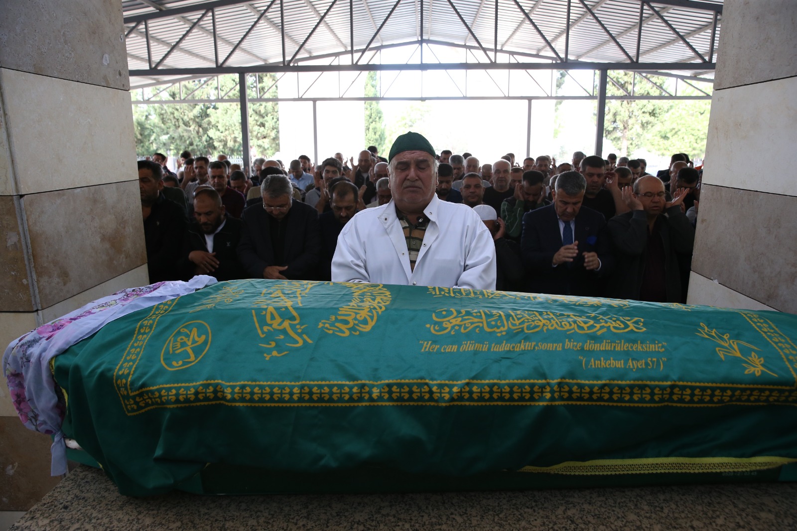 Hatay’ın Dörtyol ilçesinde hemzemin geçitte yük treninin çarptığı otomobilde yaralanan