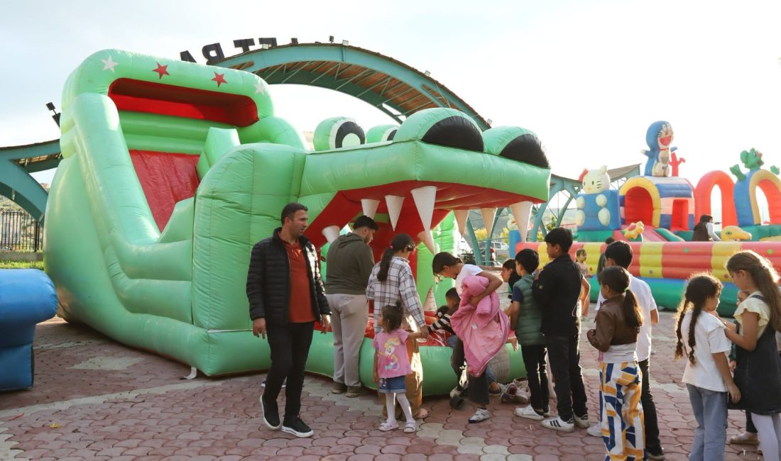 Altınözü Festivali’nde çocuklar, çeşitli etkinlik ve oyunlarla doyasıya eğlendi.