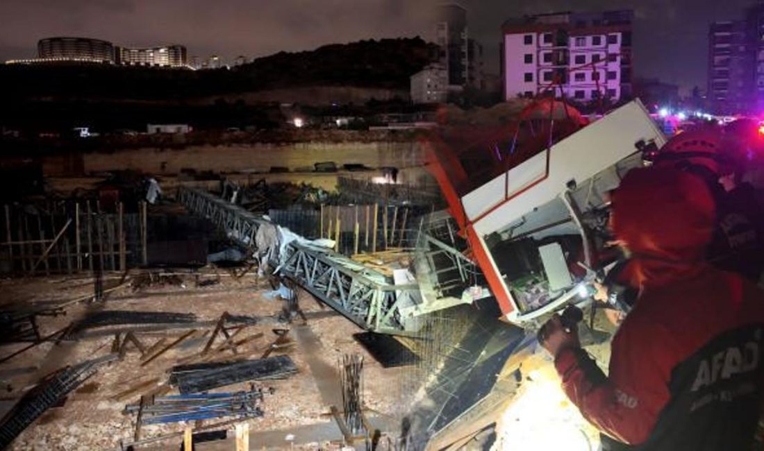 Kepez'de gece saatlerinde etkili olan şiddetli hortum nedeniyle bir şantiyedeki