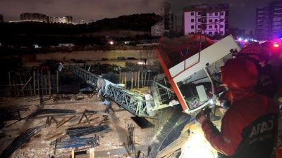 Kepez'de gece saatlerinde etkili olan şiddetli hortum nedeniyle bir şantiyedeki