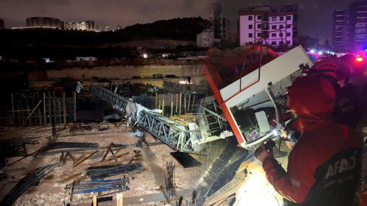 Kepez'de gece saatlerinde etkili olan şiddetli hortum nedeniyle bir şantiyedeki