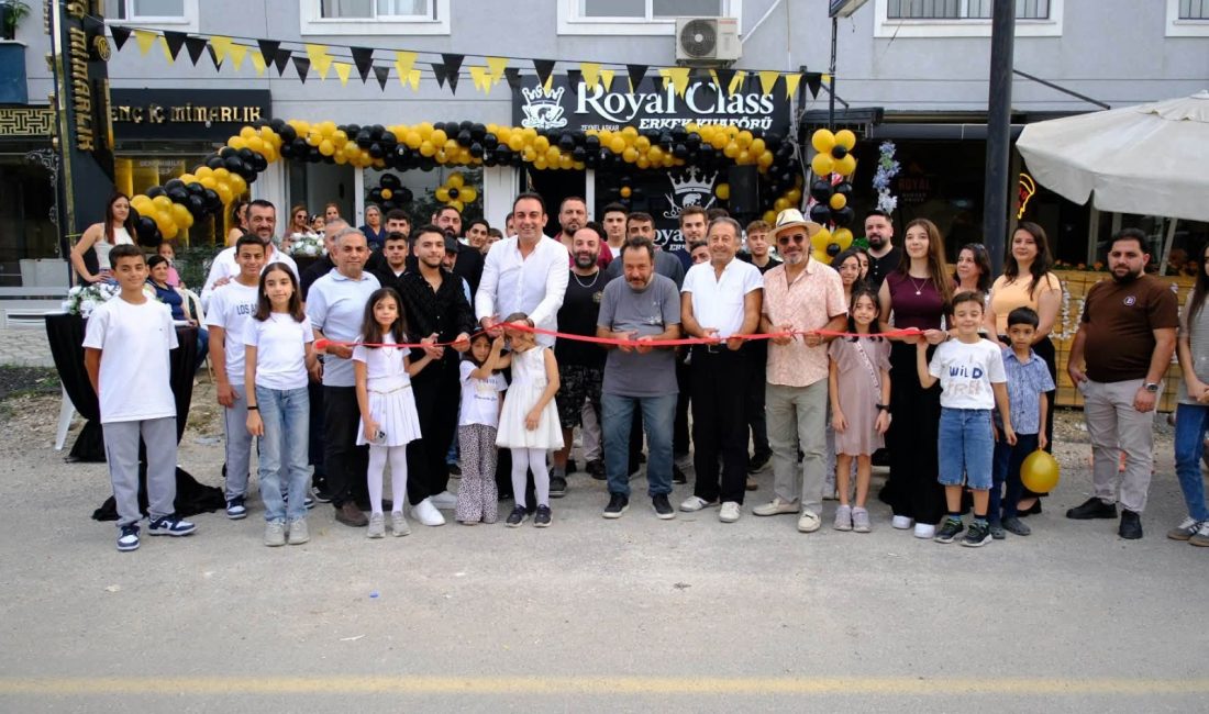 Defne Belediye Başkanı Halil İbrahim Özgün, genç esnaf Zeynel Aşkar’ın