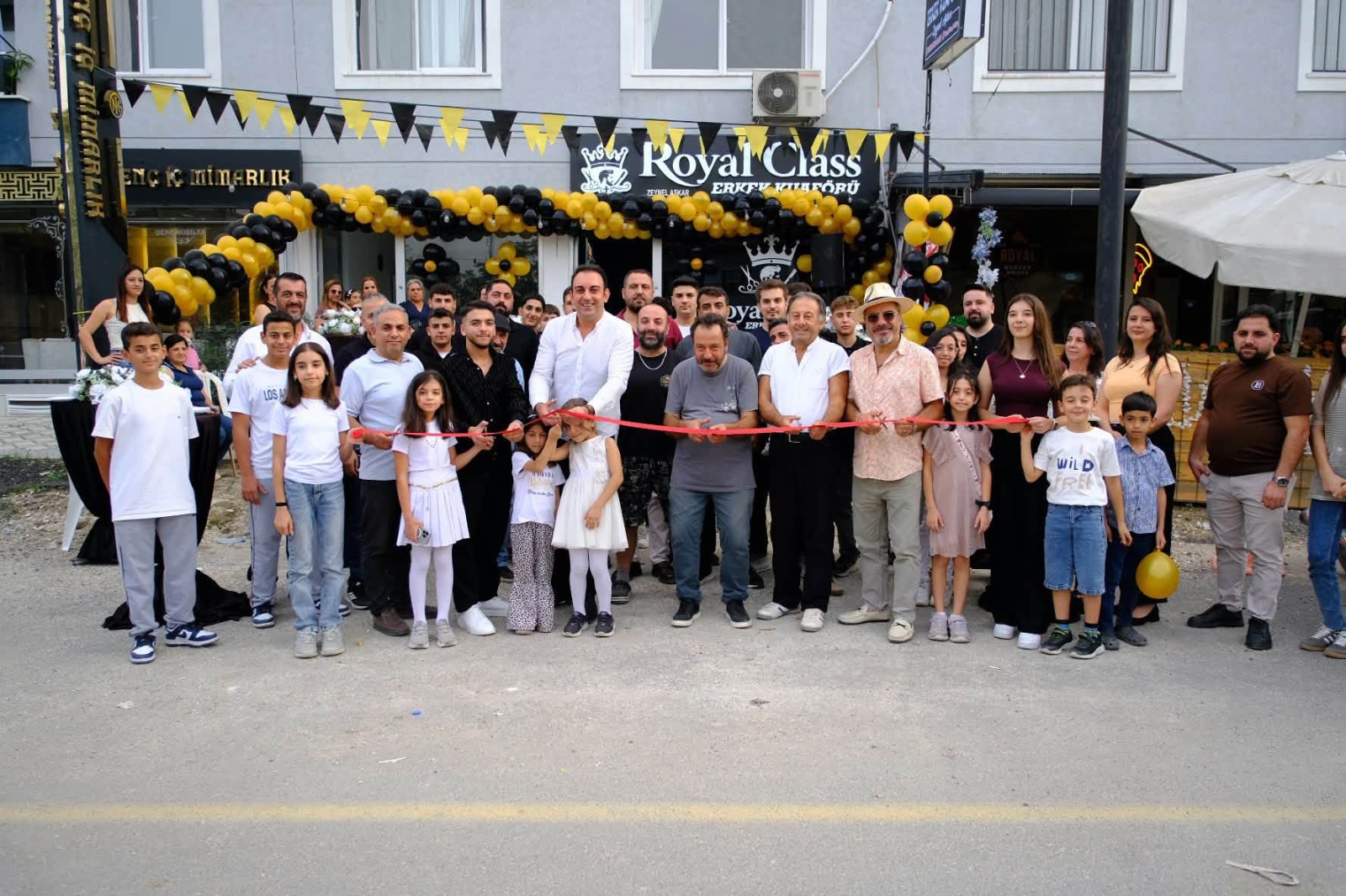Defne Belediye Başkanı Halil İbrahim Özgün, genç esnaf Zeynel Aşkar’ın