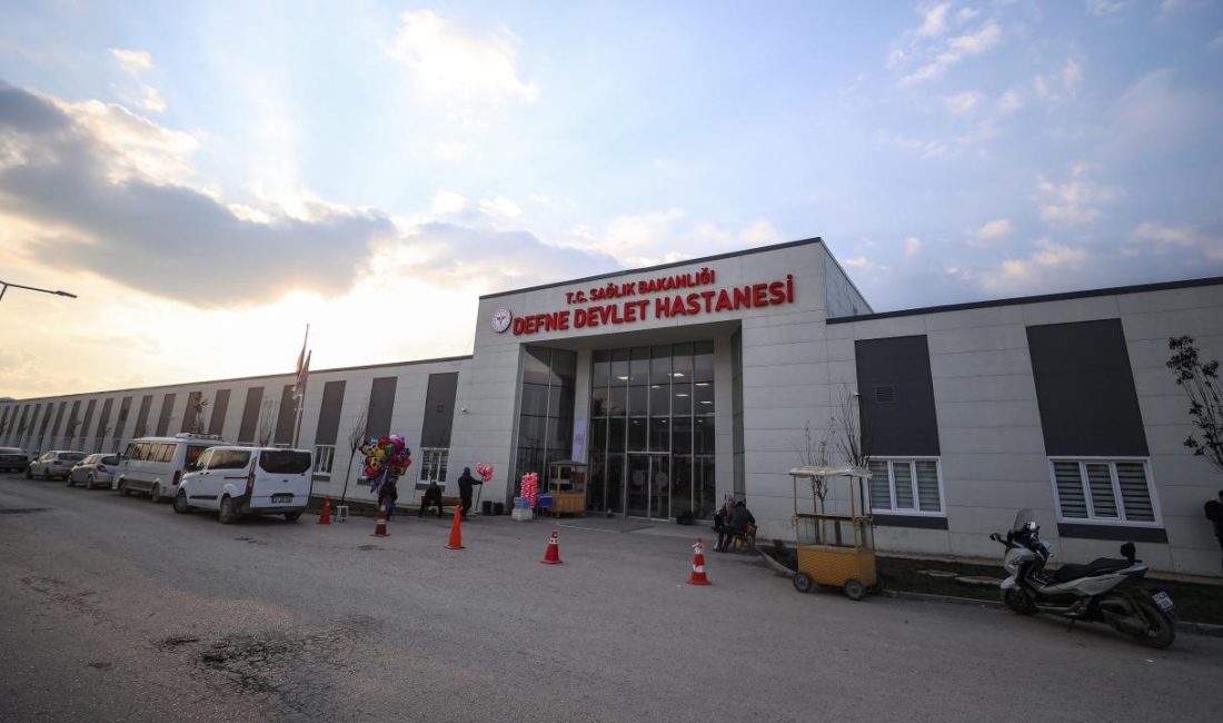 Hatay Defne Devlet Hastanesi’ne ulaşım sağlayan ana yol, yürütülen asfalt