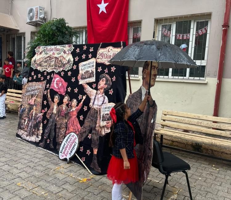 Hatay’ın Kumlu ilçesinde 29 Ekim Cumhuriyet Bayramı etkinlikleri sırasında yağmura