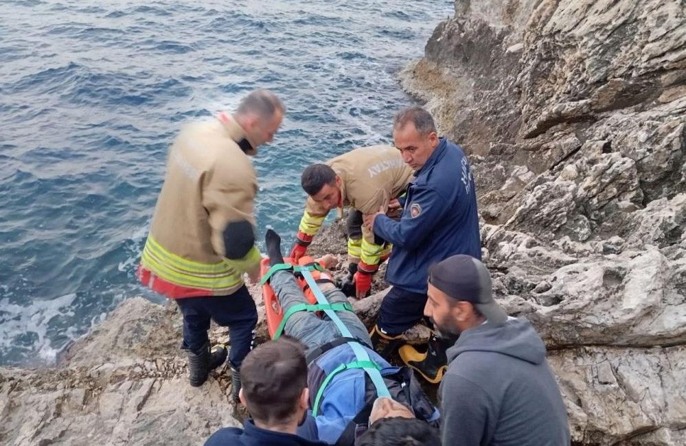 Hatay’ın Yayladağı ilçesindeki Karamağara Koyu’nda balık tutmaya giderken kayalıklardan yaklaşık