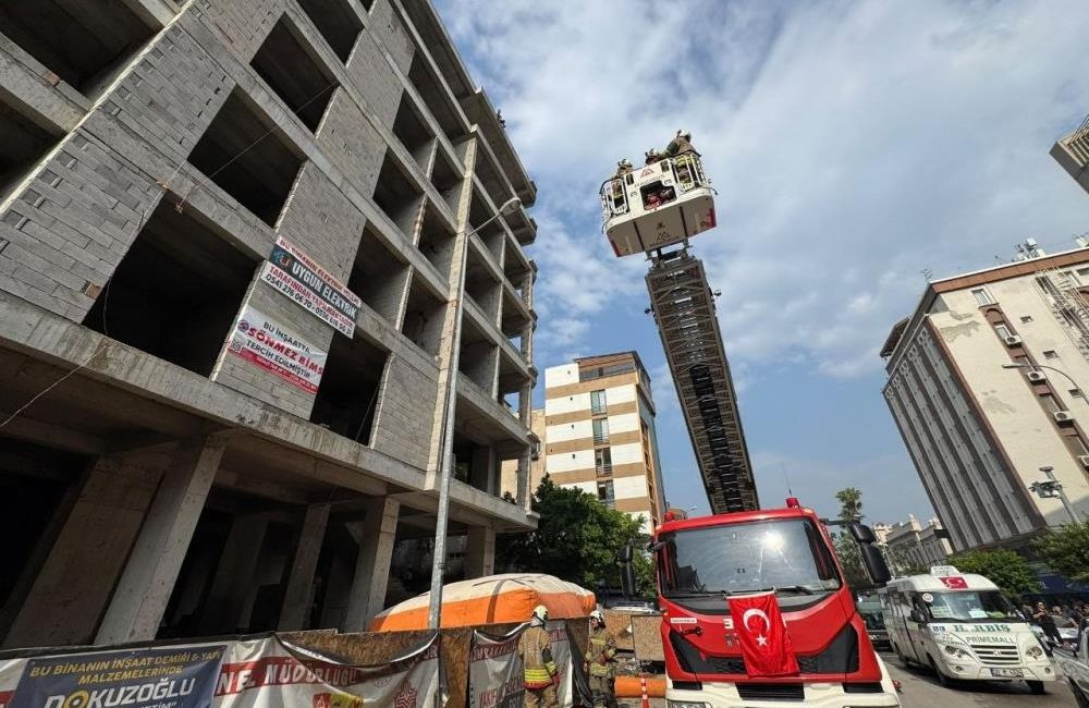 Hatay’ın İskenderun ilçesinde inşaat halindeki 7 katlı binanın en üst