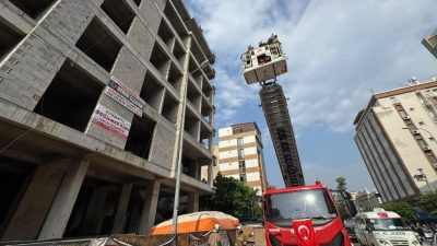 Hatay’ın İskenderun ilçesinde inşaat halindeki 7 katlı binanın en üst