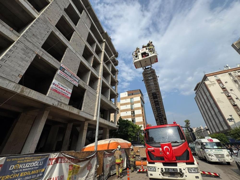 Hatay’ın İskenderun ilçesinde inşaat halindeki 7 katlı binanın en üst