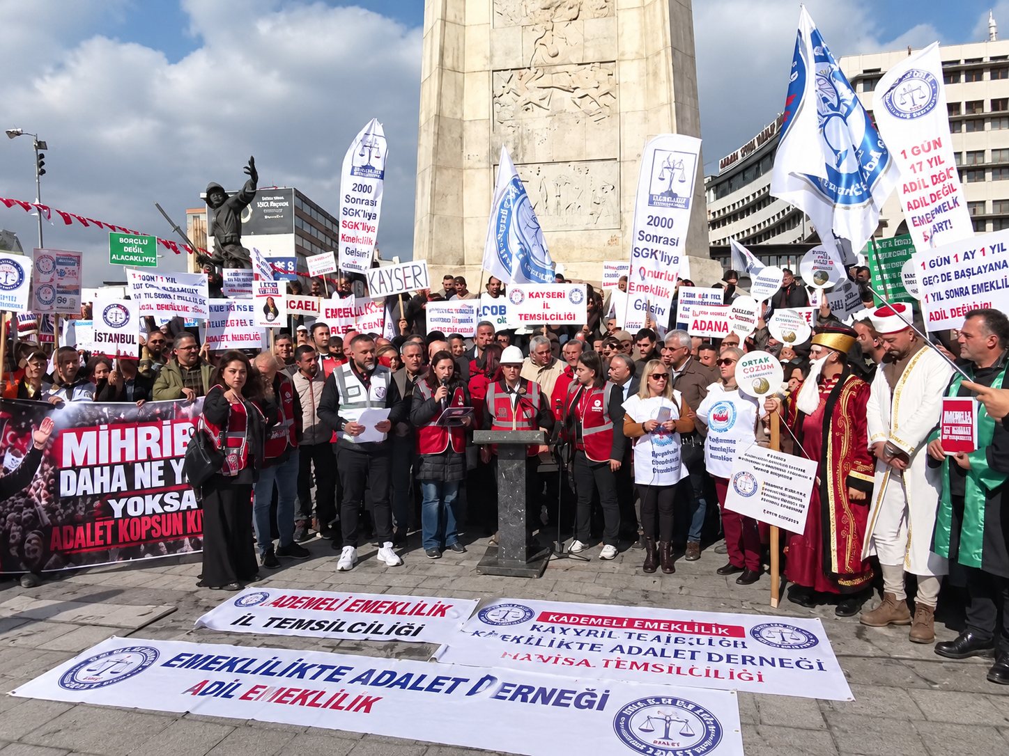 Emeklilikte Adalet Derneği (EMADDER), kademeli emeklilik düzenlemesi yapılması için çağrıda