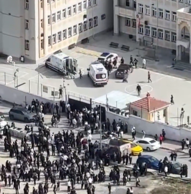 İstanbul Esenyurt’taki Sezai Karakoç Anadolu Lisesi’nde öğrenciler arasında bıçaklı kavga