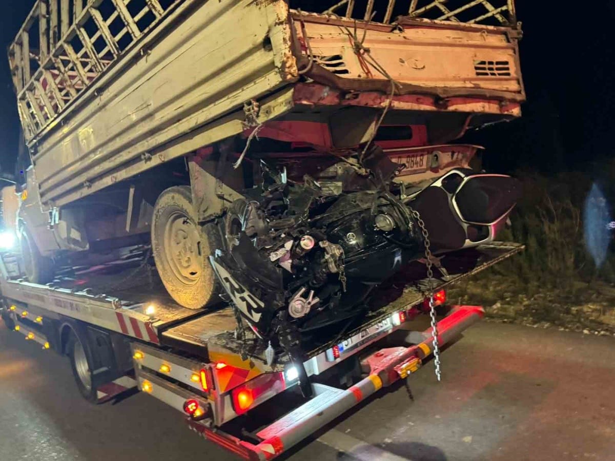 Hatay’ın Altınözü ilçesinde motosikletiyle pikaba arkadan çarpan 19 yaşındaki Mehmet