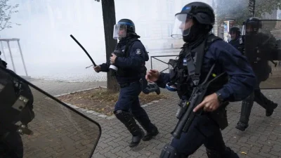 Fransa’nın başkenti Paris’te öğrenci gösterisi sırasında bir polisin yerdeki göstericinin