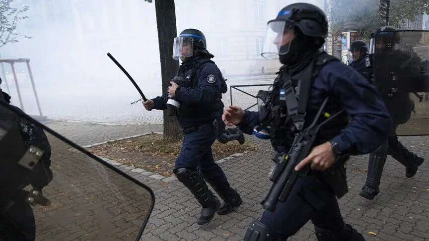 Fransa’nın başkenti Paris’te öğrenci gösterisi sırasında bir polisin yerdeki göstericinin