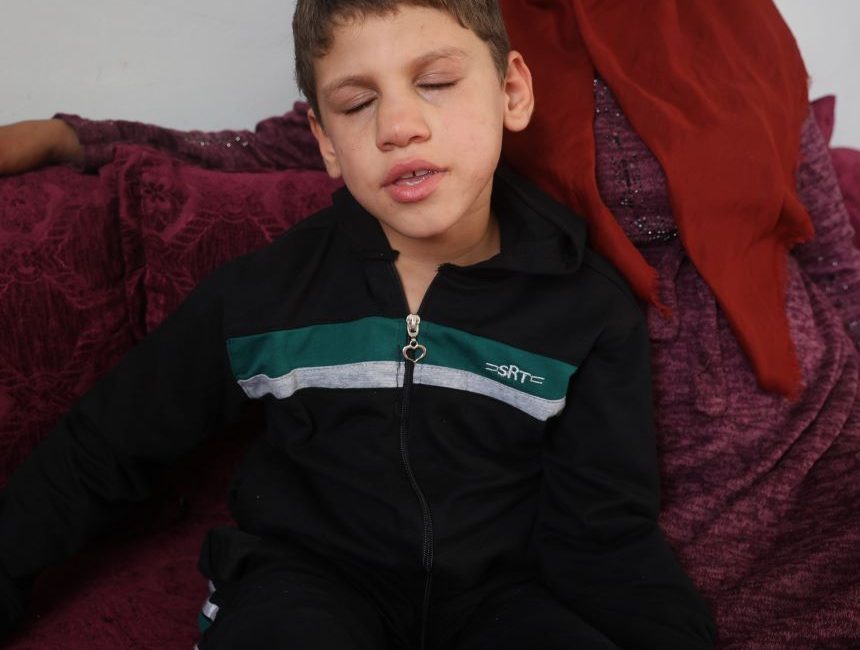 Hatay’da doğuştan katarakt nedeniyle 8 yıldır görme sorunu yaşayan Ömer