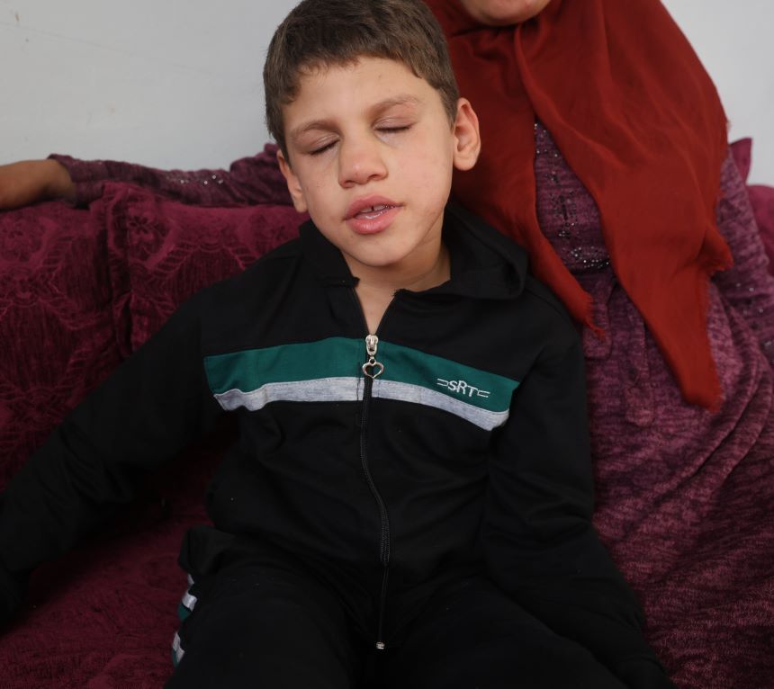 Hatay’da doğuştan katarakt nedeniyle 8 yıldır görme sorunu yaşayan Ömer