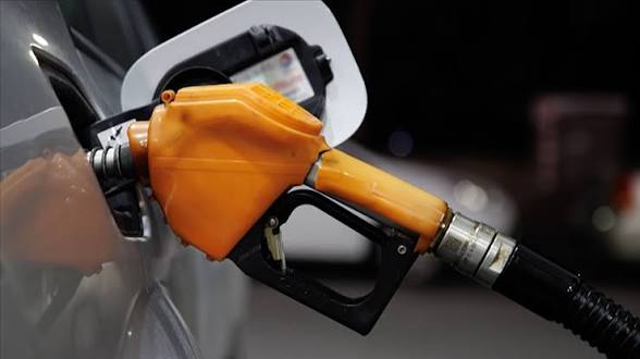 Petrol fiyatlarındaki gerilemenin ardından motorin fiyatlarında beklenen indirim pompaya yansıdı.