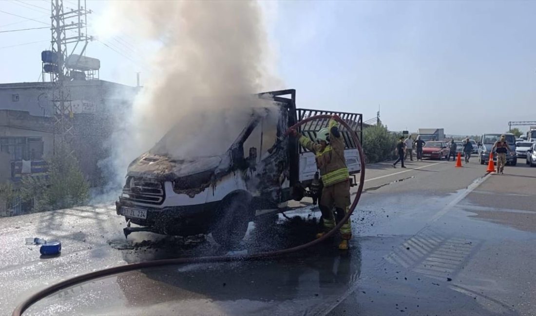 Hatay’ın Antakya ilçesinde seyir halindeyken alev alan kamyonet, sürücünün aracı