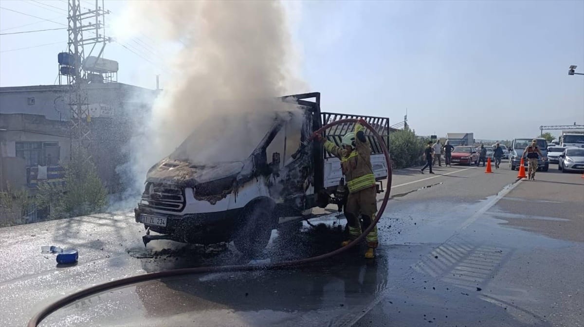 Hatay’ın Antakya ilçesinde seyir halindeyken alev alan kamyonet, sürücünün aracı