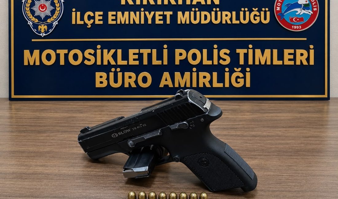 Hatay’ın Kırıkhan ilçesinde polis ekiplerinin durdurduğu motosiklette ruhsatsız tabanca ve