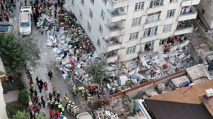 İstanbul’un Maltepe ilçesinde 7 katlı bir binanın kısmen çökmesi sonucu