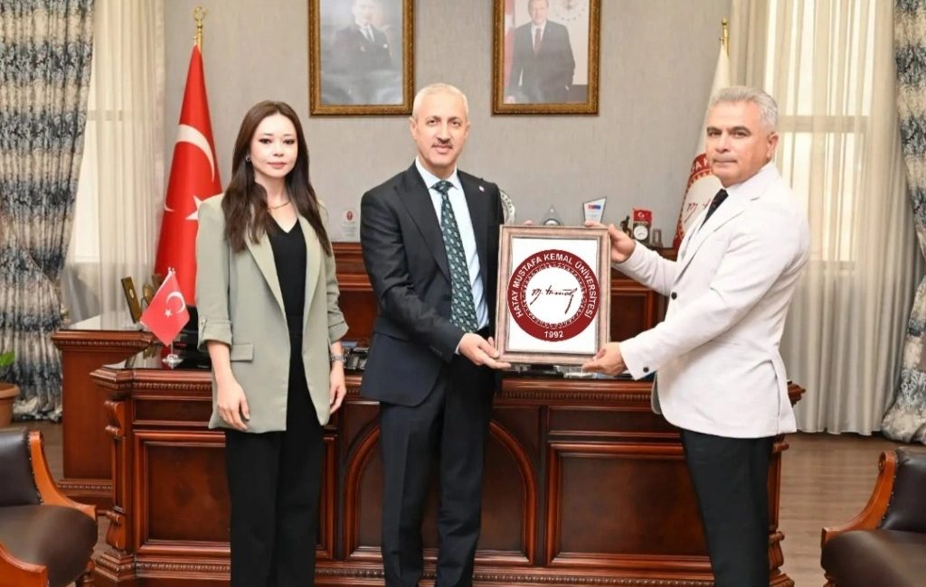 Hatay Mustafa Kemal Üniversitesi’nin kurumsal kimliğini temsil eden logosu, Türk