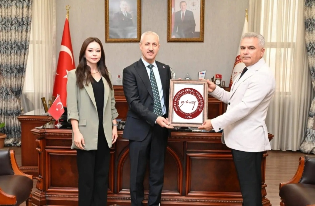 Hatay Mustafa Kemal Üniversitesi’nin kurumsal kimliğini temsil eden logosu, Türk